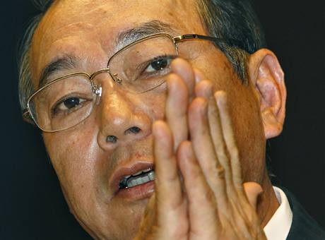 Viceprezident spolenosti Toyota Shinichi Sasaki na tiskové konferenci