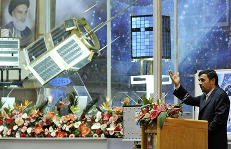 Mahmúd Ahmadíneád pi slavnostním pedstavení nového íránského vesmírného systému