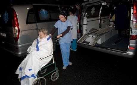 Pacienti a personl z eskobudjovick nemocnice, kde pi poru uhoela pacientka na lku. 