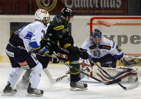 Plze vyhrla zkladn st, Karlovy Vary nepostoupily do play off. Na snmku brank Tom Ppperle (vpravo) a Ji Hanzlk (vlevo) z Plzn, Petr Kumstt (uprosted) z Karlovch Var.