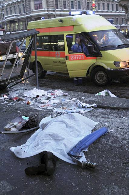 V Petrohradu smetl autobus 14 lidí, dva zemeli.