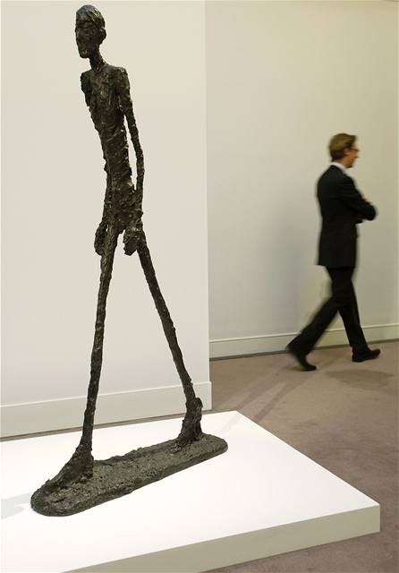 Bronzov plastika Alberta Giacomettiho se prodala za rekordnch 65 milion liber.