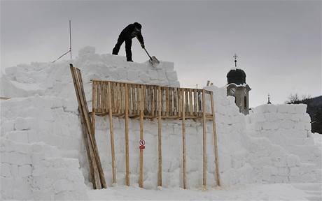 V Harrachov roste snhový hrad.