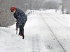Výpraví v obci Sedlejov na Jihlavsku musel shrabovat sníh z nástupit ped kadým prjezdem vlaku. 