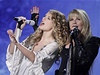 Taylor Swiftoví (vlevo) a  Stevie Nicksová na pedávání cen Grammy