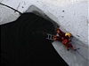 Pratí hasii u Lahovického mostu nacviují záchranu lovka, pod kterým se prolomil led.