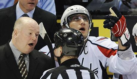 Bruce Boudreau se dohaduje s hlavním rozhodím, pro neuznal Ovekinv gól.