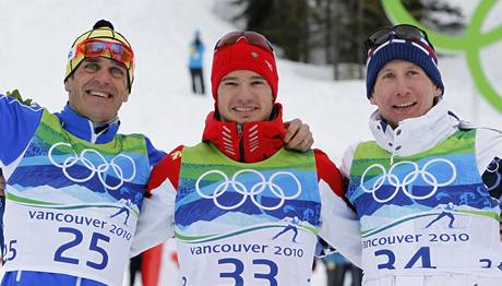 Nejlepí na 15 kilometr voln: stíbrný Piller Cottrer (vlevo), zlatý Dario Cologna (uprosted) a bronzový Luká Bauer.