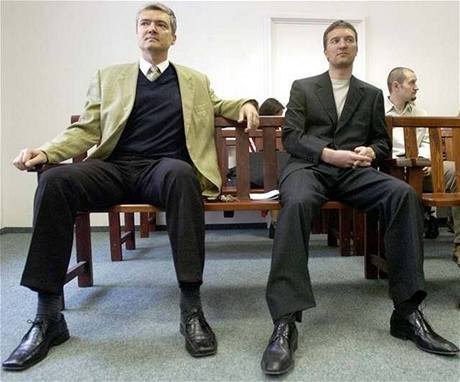 Michal Provod (vlevo) a Tomá Pitr ped soudem