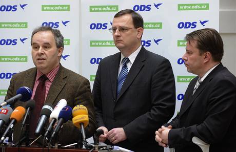 Zleva ekonomický odborník ODS Jií Schwarz, místopedseda ODS Petr Neas a ekonomický expert Martin Kocourek. 