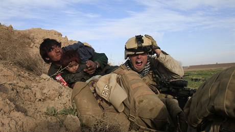 Ofenziva. Americký voják se snaí bhem útoku na Mardáh odvést do bezpeí Afghánce a jeho dít. 