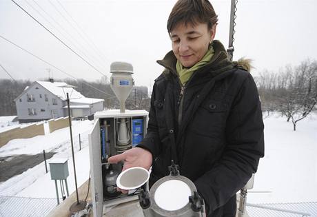 Hana Miturov pi kontrole koncentrace kodlivch ltek ve vzduchu. V prav ruce pouit filtr, v lev ist. 