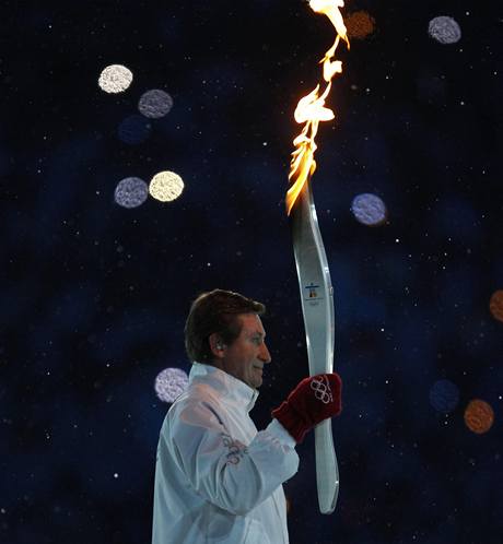 Hokejová legenda Wayne Gretzky nese olympijskou pochode