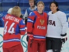 Ruská hokejistka Alexandra Kapustinová fotografuje Iyu Gavrilovou a Amerianku Julii Chu. 