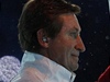 Hokejová legenda Wayne Gretzky nese olympijskou pochode