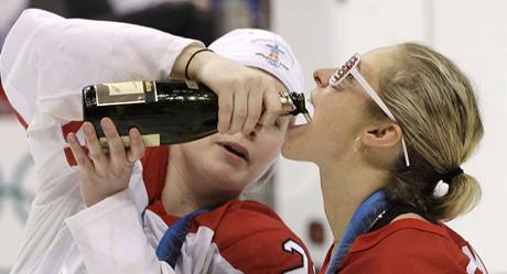 Kanadské hokejistky slaví alkoholem na led.