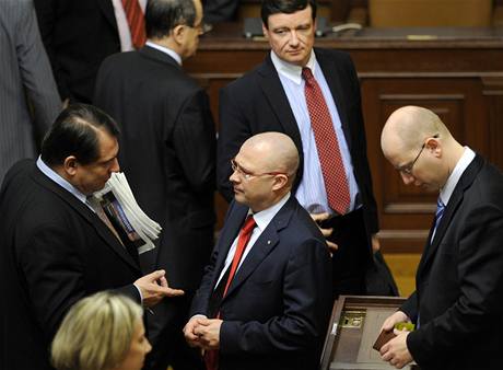 Zleva pedseda SSD Ji Paroubek, ministr obrany Martin Bartk a poslanec SSD Bohuslav Sobotka po hlasovn o naven matesk.