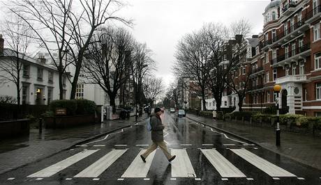 Mu na pechodu ped studiem Abbey Road