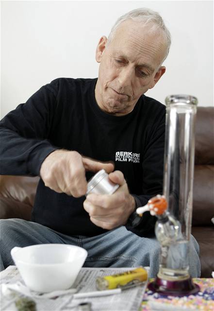 Perry Parks (67 let) si pipravuje marihuanu ve svém dom.