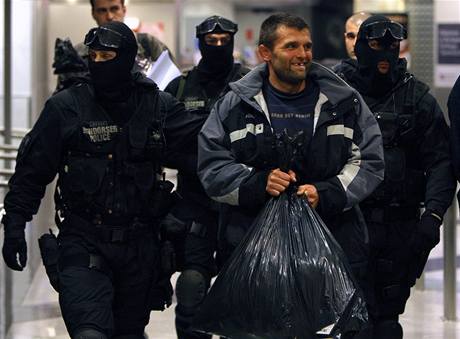 Policisté eskortují nkdejího maarského olympionika Pétera Farkase, který má nastoupit sedmiletý trest odntí svobody za pstování psychotropních látek. 
