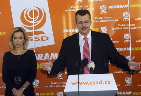 Kateina Broová a pedseda ústedního volebního týmu Jaroslav Tvrdík na tiskové konferenci k zahájení první fáze kontaktní kampan SSD