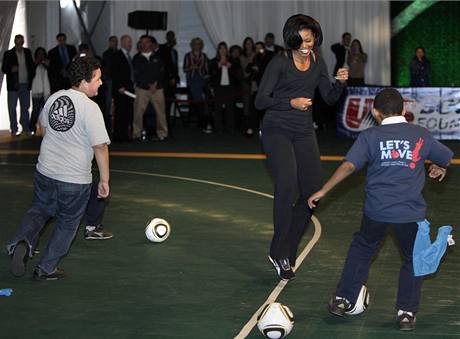 První dáma Spojených stát Michelle Obamová hraje fotbal na podporu své kampan "Lets Move!" 