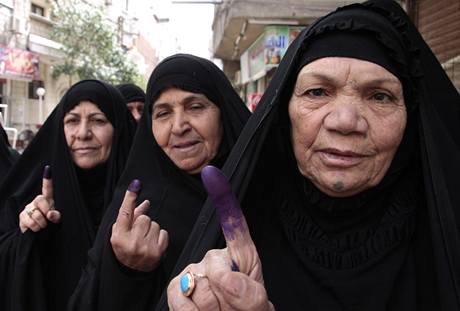 V zahranií se zaalo volit ji dnes. Na snímku Iráanky ijící v Sýrii. 
