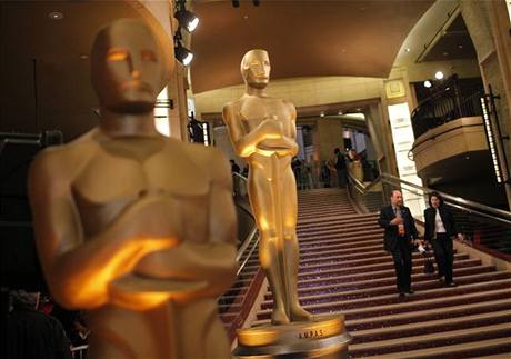 Oscarové sochy v nadstradardní velikosti jsou k vidní tém na kadém kroku. 