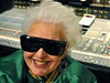 Devtaedesátiletá DJka Ruth Flowers v nahrávacím studiu v Paíi.