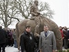 Jií Paroubek a David Rath ped novou sochou T.G. Masaryka v Lánech 