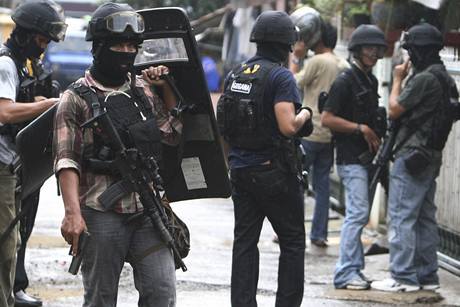 Antiteroristická jednotka po zásahu v Jakart. 