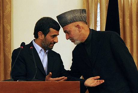Mahmúd Ahmadíneád a Hamíd Karzáí na spolené tiskové konferenci v Kábulu. 