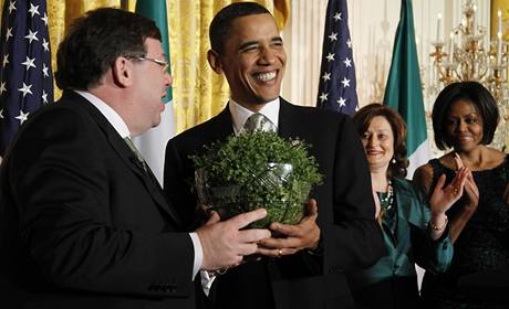 Irsk premir Brian Cowen pedv  Baraku Obamovi symbol Irska, jetelov trojlstky.  