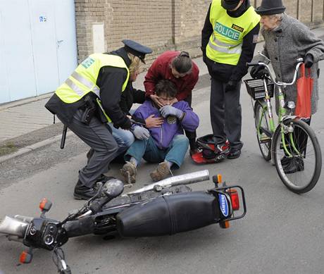 Protestn prvod v Rudn u Prahy - Motocyklista, kterho porazilo couvajc auto
