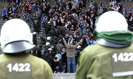 Proti fanoukm musela zasáhnout policie. 