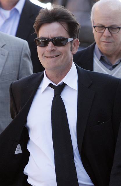 Charlie Sheen pichází k soudu