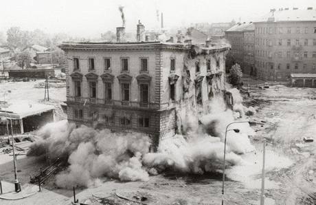 Tnovské nádraí, díve Denisovo, komunisté zbourali kvli stavb severojiní magistrály. 