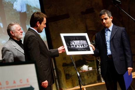 Íránský noviná Seraj Mirdamadi pebírá v zastoupení cenu Homo Homini 2009 od imona Pánka a Jaromíra ttiny