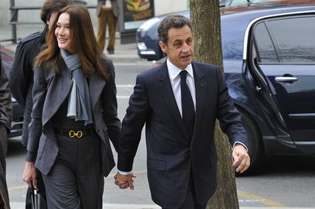 Nicolas Sarkozy se svojí enou Carlou Bruniovou v den voleb.