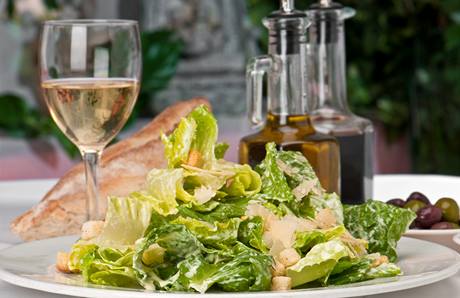 Salát se sklenkou vína, ilustraní foto