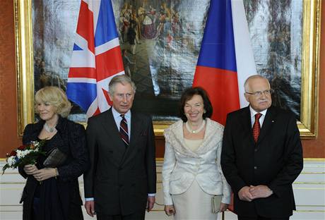 Prezident Václav Klaus (vpravo) s manelkou Livií pijal 20. bezna v Praze britského prince Charlese s chotí Camillou (vlevo)