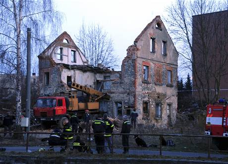   Ve Varnsdorfu na Dínsku se 26. bezna zítila budova bývalého pneuservisu 