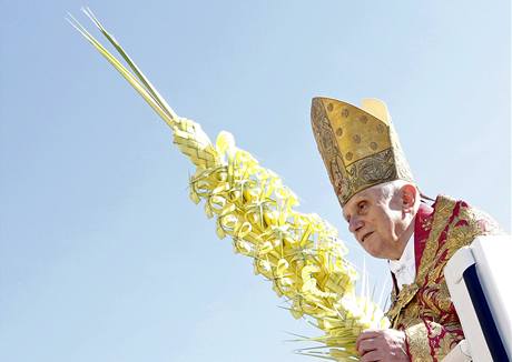 Pape Benedikt XVI. s palmovou ratolestí