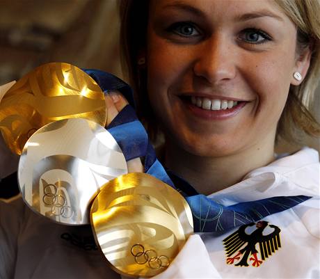 Biatlonistka Magdalena Neunerová pózuje s olympijskými medailemi.