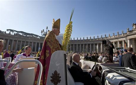 Pape pijídí na Svatopetrské námstí.
