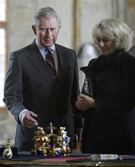 Princ Charles s chotí Camillou si prohlíejí repliky korunovaních klenot