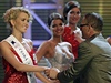 Jean-Claude Van Damme peje eské Miss World.