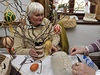 Milue Vachutková (vlevo) a Zdeka Zboilová pedvádly výrobu drhaných kraslic na akci nazvané Pilo jaro do vsi.
