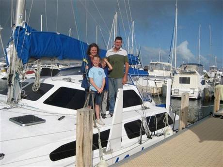 Andrew Barrie, jen se s rodinou vydal na dvouletou plavbu kolem Austrálie a ostrov v Pacifiku, ztroskotal v silné boui u ostrvku Mogmog, který je souástí atolu Ulithi.