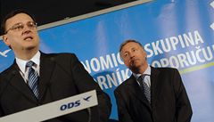 Pedseda ODS Mirek Topolánek a místopedseda Petr Neas na tiskové konferenci na téma zneuívání sociálních dávek